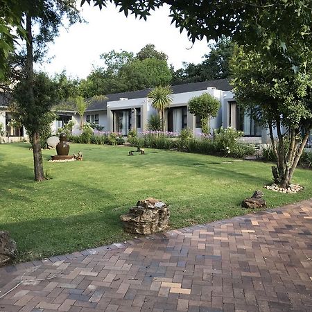 6 On Morris Guest Lodge Johannesburg Exterior photo