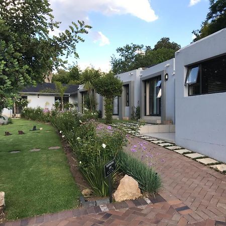 6 On Morris Guest Lodge Johannesburg Exterior photo