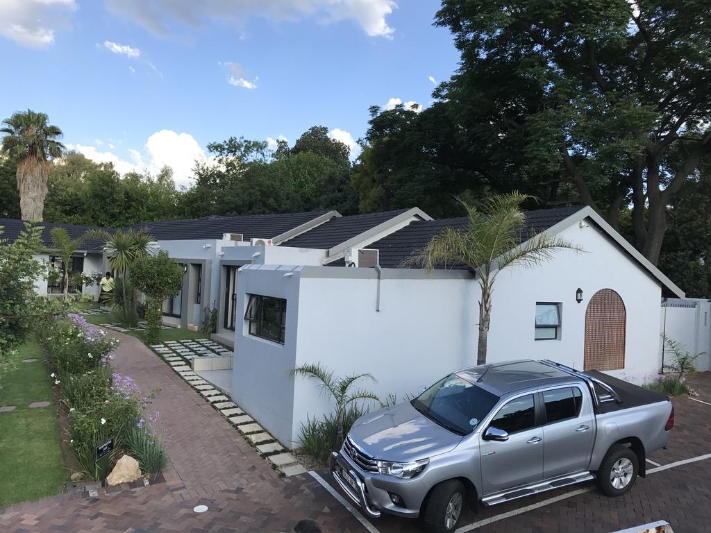 6 On Morris Guest Lodge Johannesburg Exterior photo