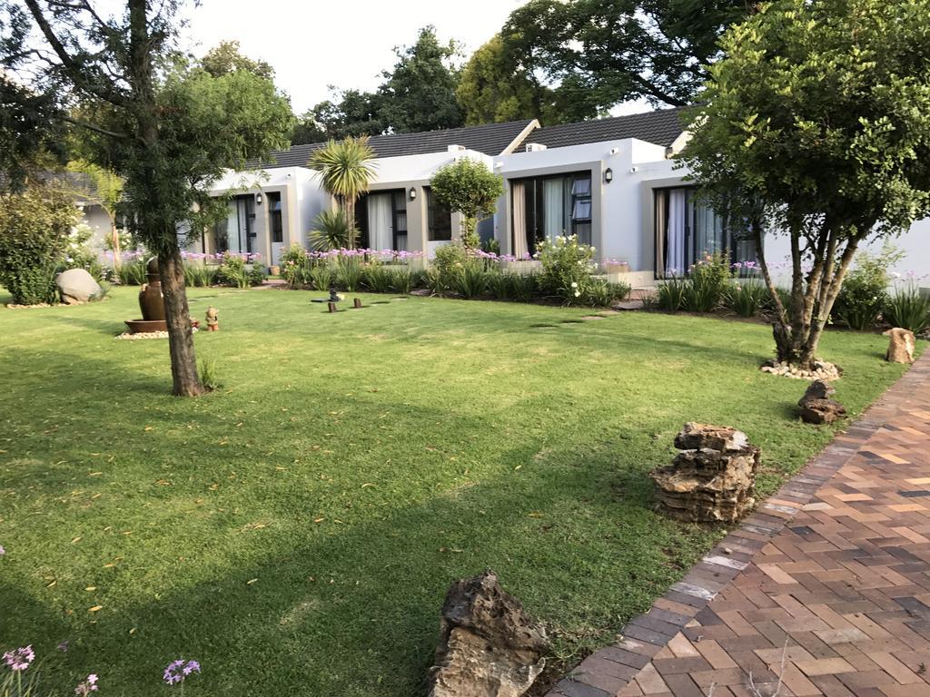 6 On Morris Guest Lodge Johannesburg Exterior photo