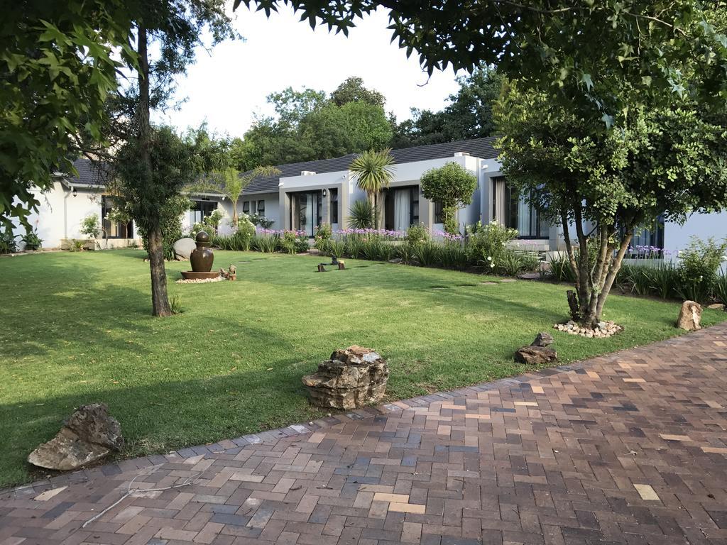 6 On Morris Guest Lodge Johannesburg Exterior photo