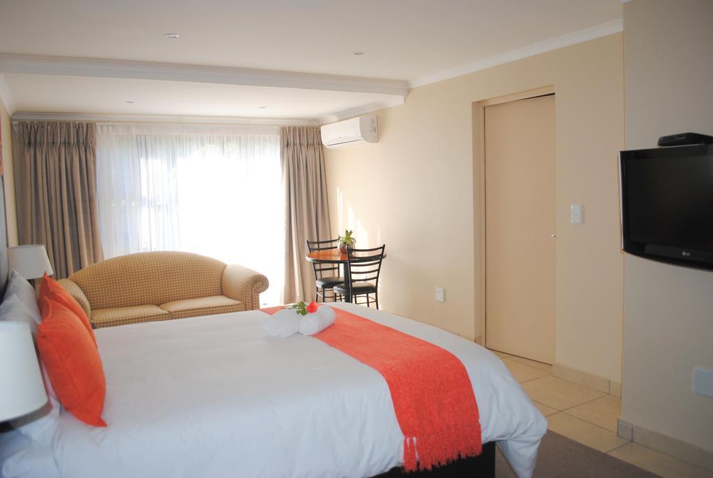 6 On Morris Guest Lodge Johannesburg Exterior photo
