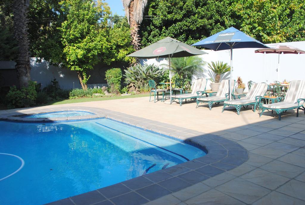 6 On Morris Guest Lodge Johannesburg Exterior photo
