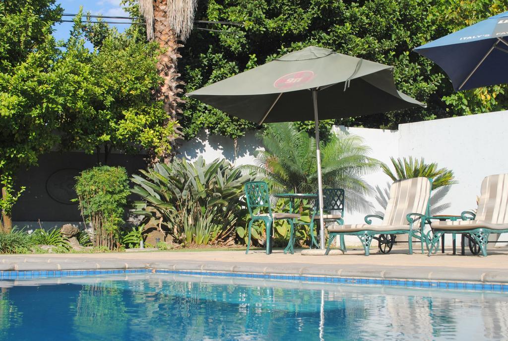 6 On Morris Guest Lodge Johannesburg Exterior photo