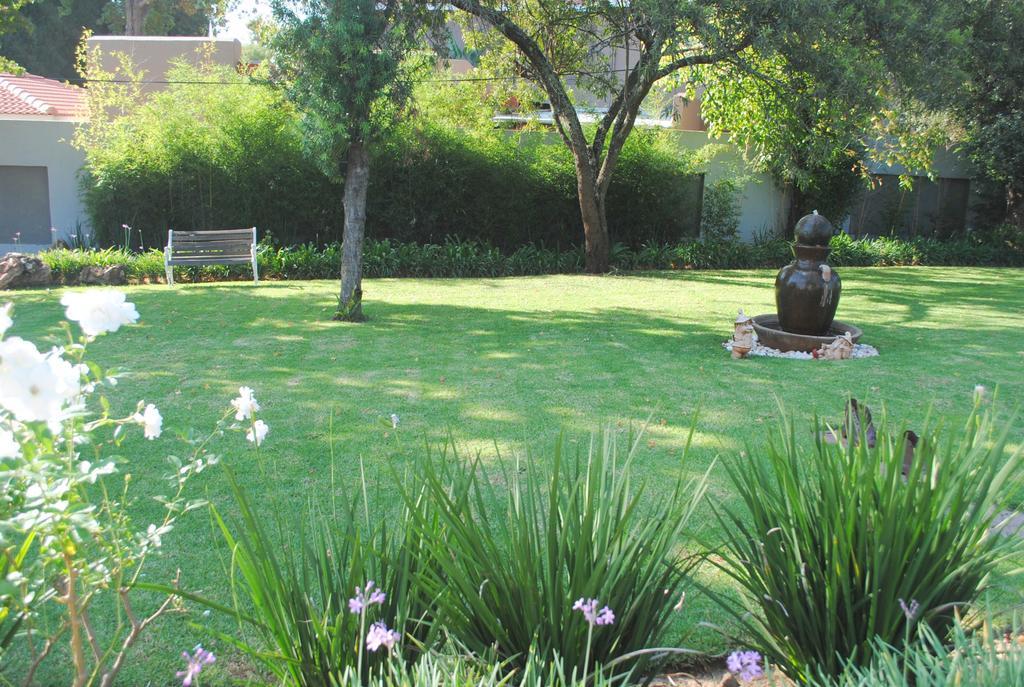 6 On Morris Guest Lodge Johannesburg Exterior photo