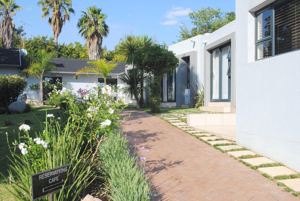 6 On Morris Guest Lodge Johannesburg Exterior photo