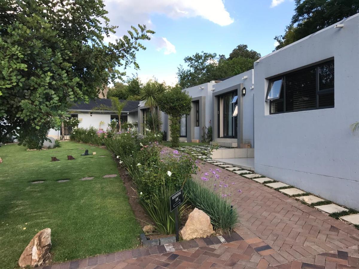 6 On Morris Guest Lodge Johannesburg Exterior photo